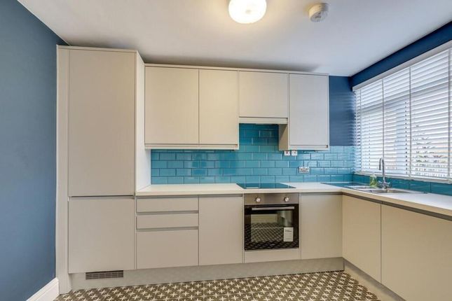 5a, Stoneleigh Broadway, Epsom photo 4