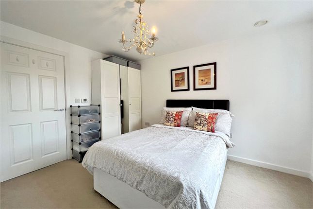 Flat for sale in Knaphill, Woking, Surrey