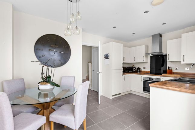 9 Weavers Branch, Thame photo 3