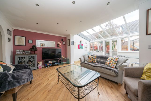 118 Rickmansworth Road, Watford photo 2