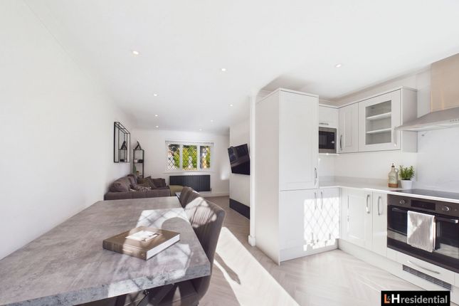 2 Pinewood Close, Borehamwood photo 3