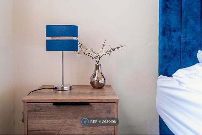 Flat, Holly Road, London photo 4