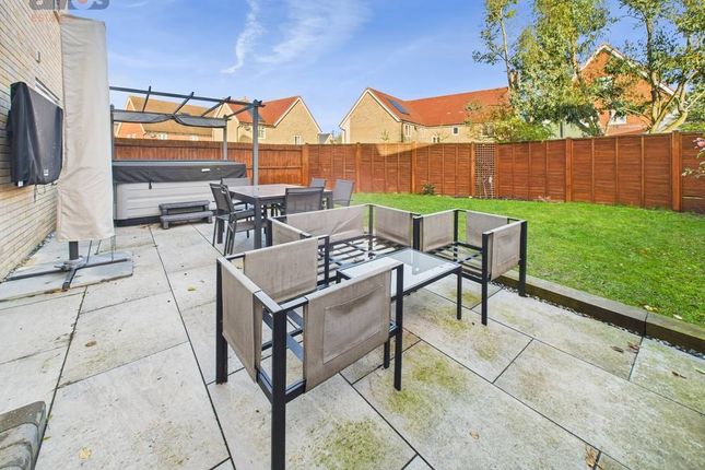 4 Beehive Lane, Hawkwell, Essex photo 4