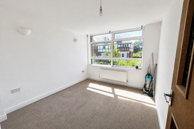 12, Moorholme, WOKING photo 3