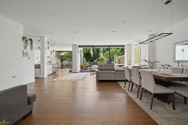 27, Helenslea Avenue, Golders Green photo 3