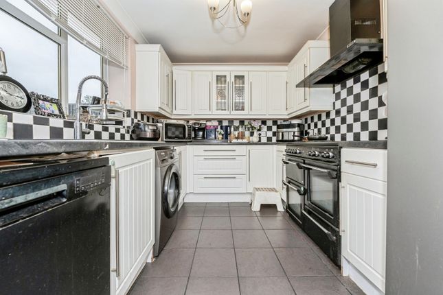 8, Arisdale Avenue, Essex photo 4