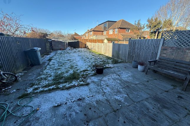 9 Henry Road, Aylesbury photo 4