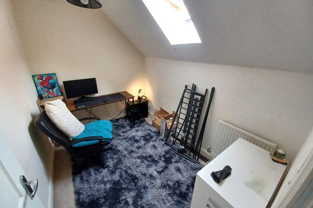 17, Oaklands Court, West Yorkshire photo 5