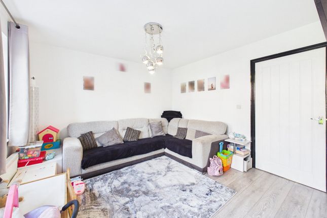 8, Buchan Drive Kingsway, Gloucester photo 4