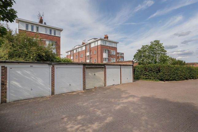 31 Lyndhurst Court, Churchfields, South Woodford photo 3