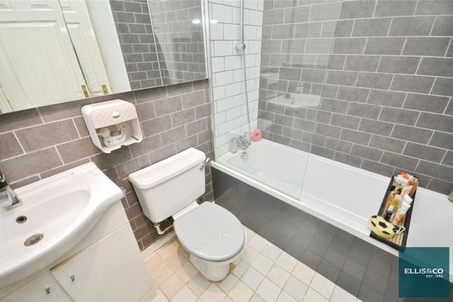 Flat 17, Wincanton Court, 17, Martock Gardens, Friern Barnet photo 3