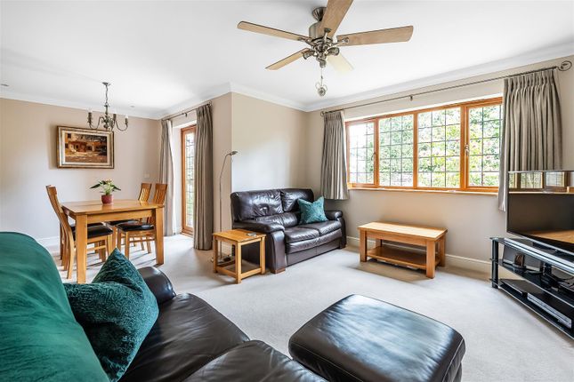 4, Maple Grove, Bookham photo 3