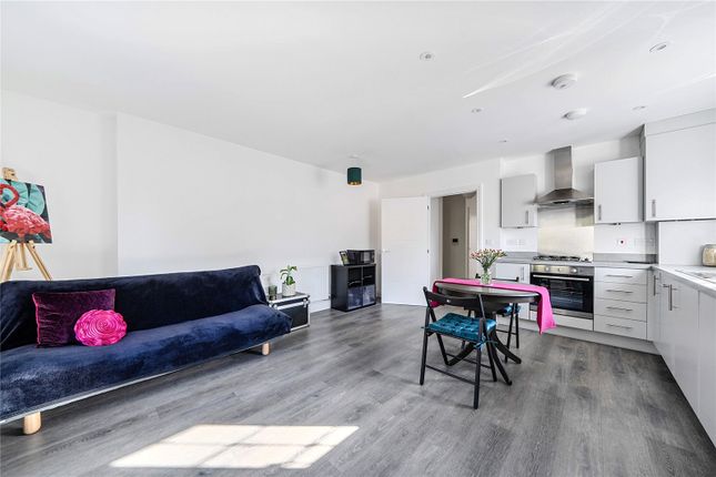 MTVH SO - Flat 4, Chessington House, 3, Merrileas Drive, Leatherhead photo 4