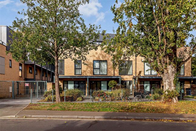 Thumbnail Flat to rent in Flamsteed Close, Cambridge