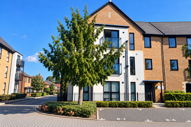 2-bed flat on Wills Crescent, West Malling, £220,000