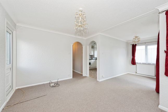 25 Lakeside Park, Mead Lane, Chertsey photo 3