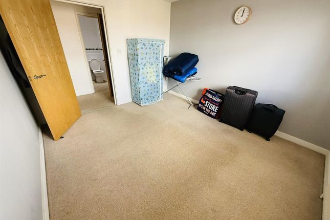 23, Childes Court, Nuneaton photo 3