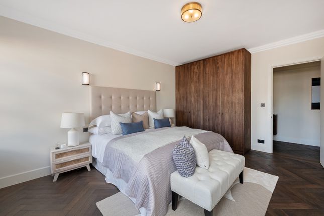 Flat for sale in Hornton Court, London