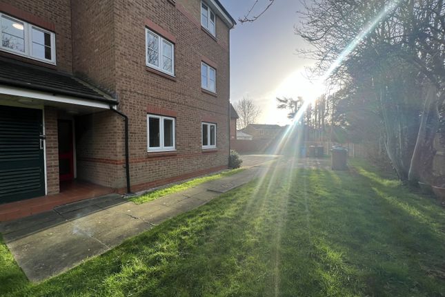 Flat to rent in Flaxdale Court, Lowdale Close