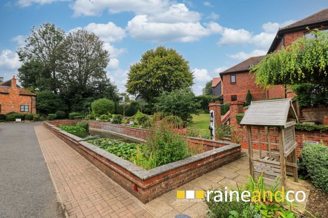 Flat for sale in Pond Court, The Ridgeway, Hitchin