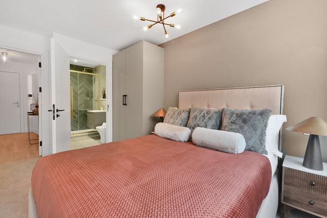 Flat for sale in Caroline Street, London