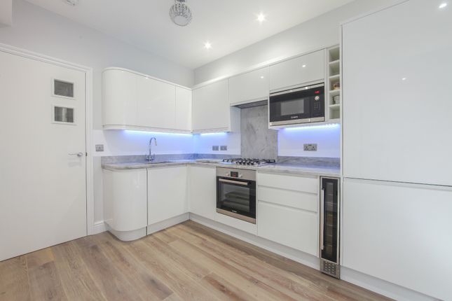 Flat for sale in Prusoms Island, Wapping High Street, Wapping