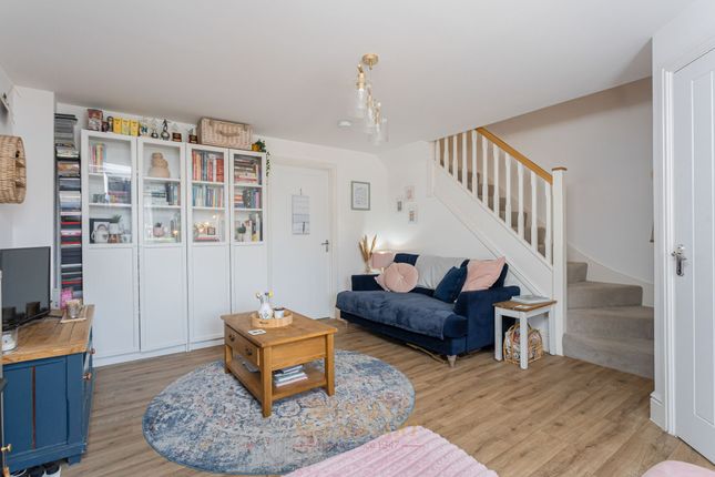 26 Rathbone Crescent, Horley photo 2