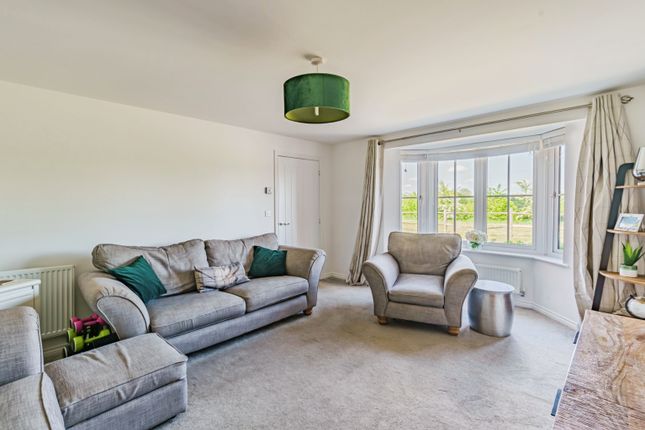 23, Peach Road, Horley photo 3