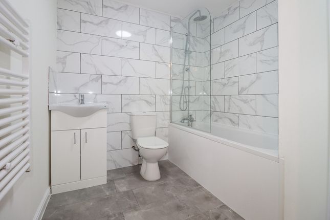 Flat Flat 2, 8, Hermitage Close, London photo 4