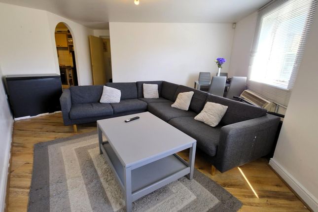 Flat 31, Kingfisher Heights, Hogg Lane, Grays photo 3