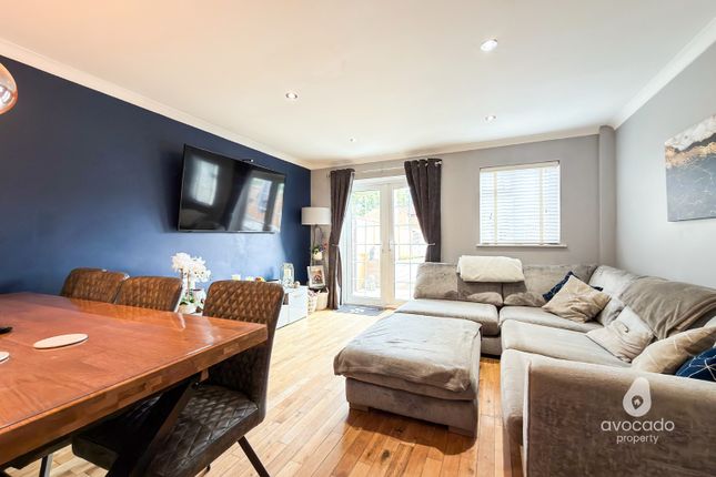 3, Coombe Pine, Berkshire photo 2