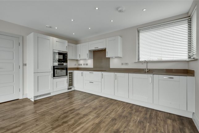 Flat 14, Queens Place,, Denzil Road, Surrey photo 4