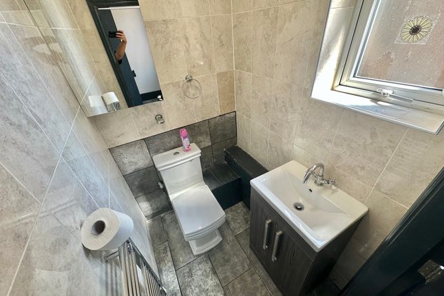 Flat to rent in Westgate, Huddersfield