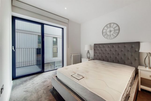 Flat for sale in Lyell Street, London