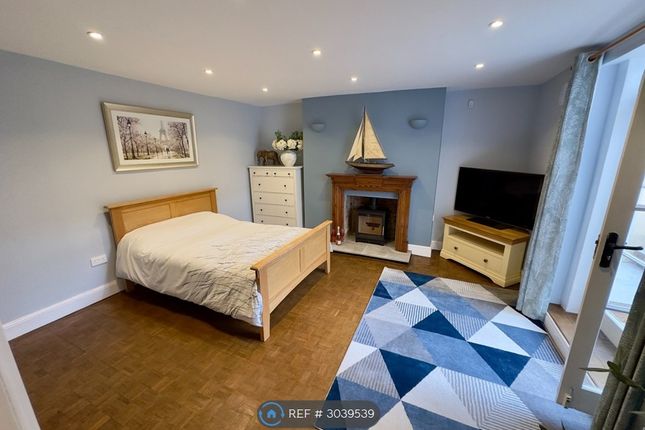 Studio flat on Clarence Square, Cheltenham, £1,450/mo