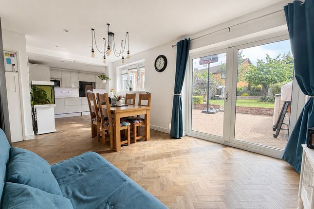 24, Bucklebury Close, Swindon photo 3