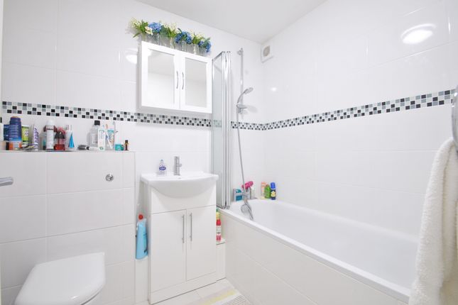 13 Farne House, Scammell Way, Watford photo 4