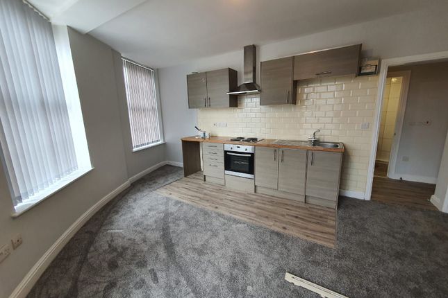 Flat to rent in Flat 6, York House