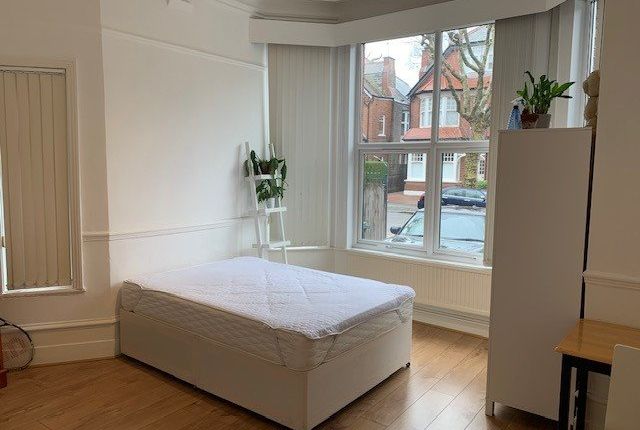 Thumbnail Studio to rent in Princes Avenue, London