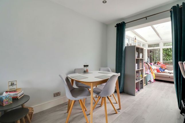 54 The Roundway, Esher photo 4