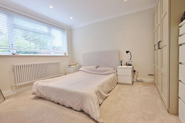 8, Lloyd Court, Pinner photo 4