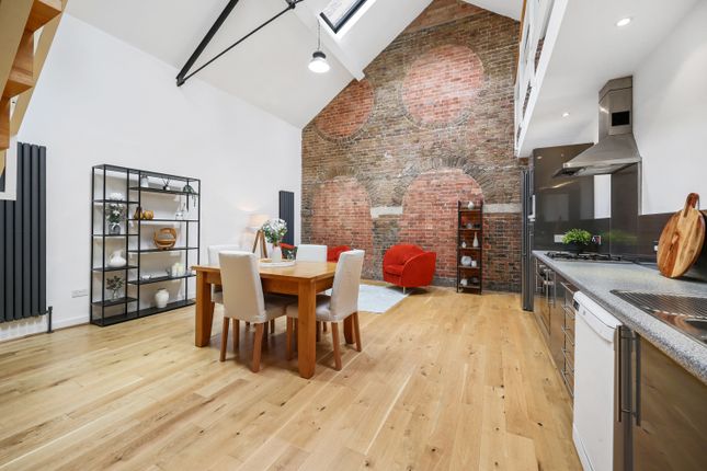 Duplex for sale in Chenies Mews, London