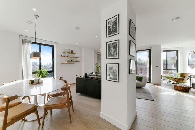 Thumbnail Flat for sale in Rosewood Building, Gorsuch Place, London