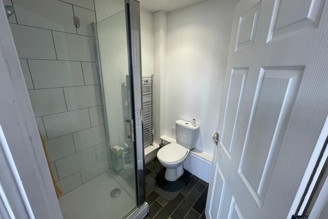 Room 1, 14, Warren Road, Winchester photo 4