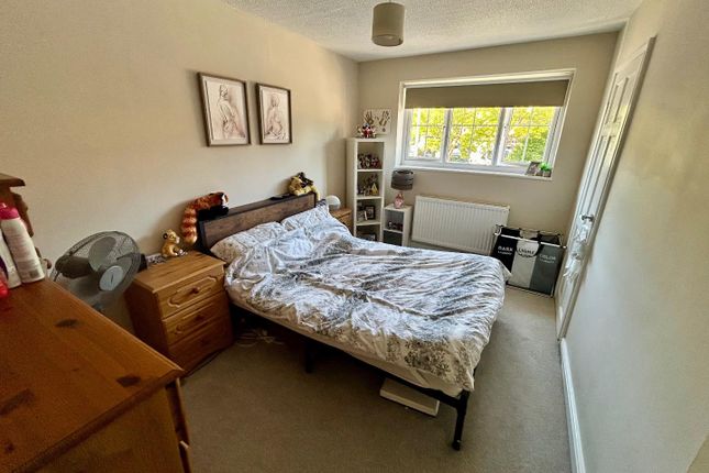 29, Chives Way, Swindon photo 5