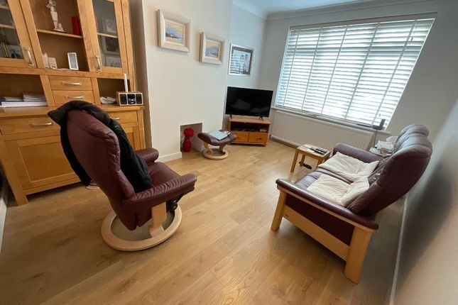 69 Somerset Gardens, Hornchurch photo 4