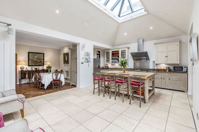 28, Roehampton Gate, London photo 3
