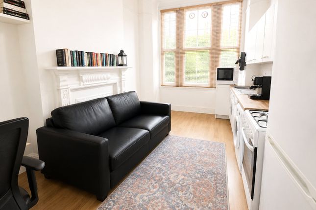 Flat 2, 39, Church Crescent, London photo 5