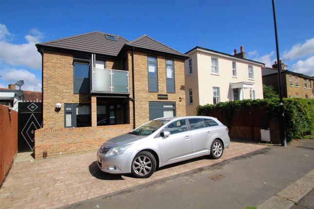 Thumbnail Flat for sale in Heathcroft, Inwood Road, Hounslow