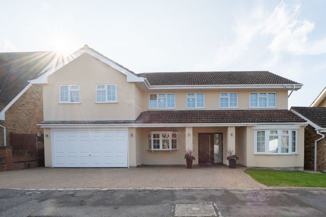 Thumbnail Detached house for sale in Fairlawns Close, Hornchurch